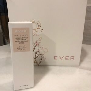 NIP EVER Skincare Daylight Tint Moisturizer SPF32